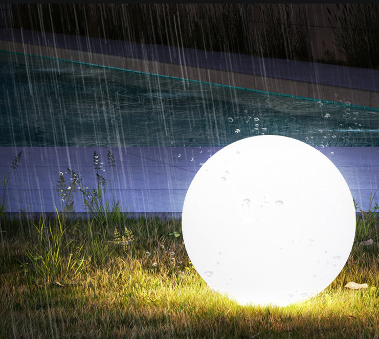 boules lumineuses LED en extérieur